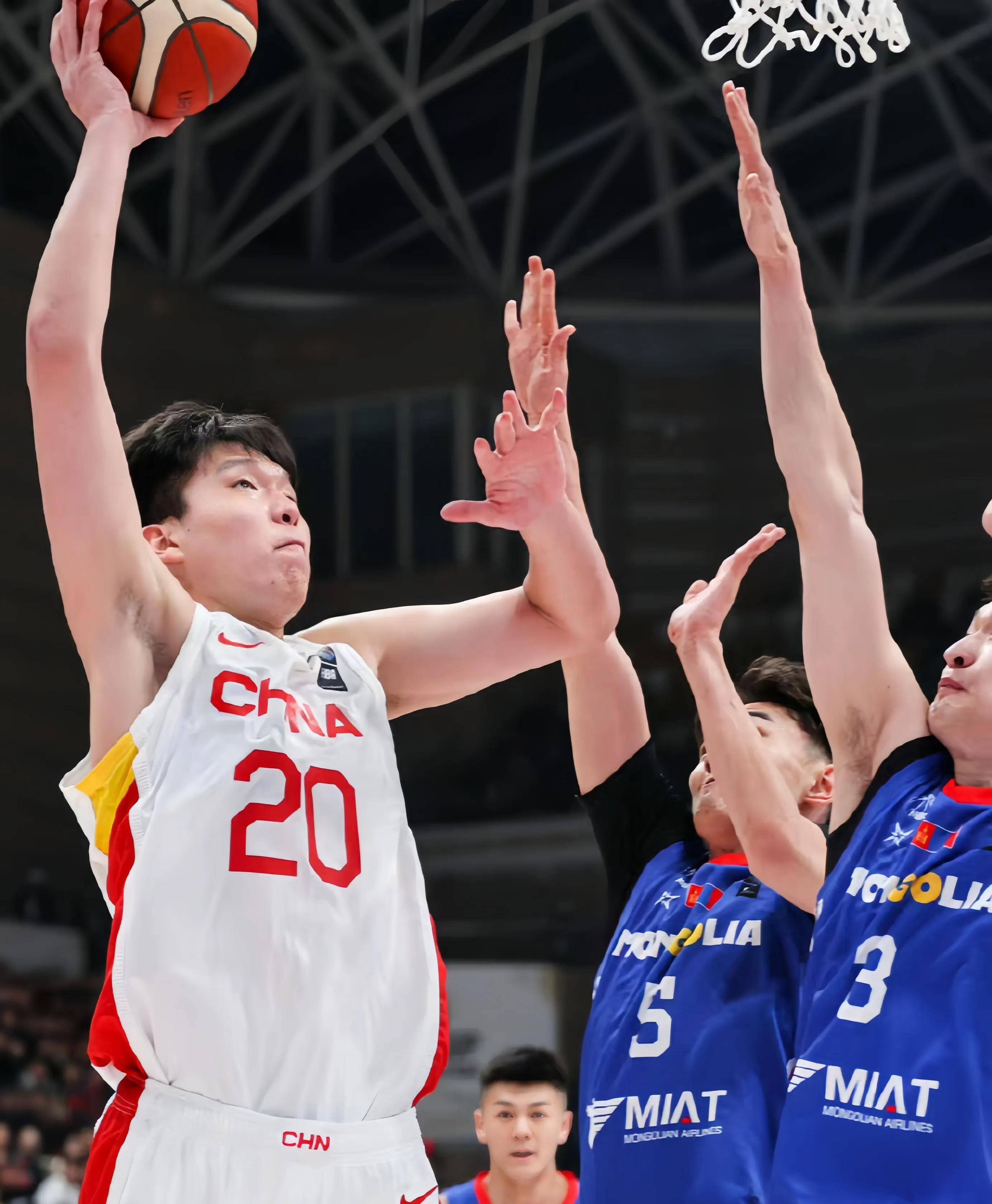 中欧体育平台-热身赛-中国男篮不敌西甲球队廖三宁16分(中国男篮3v3国家队)