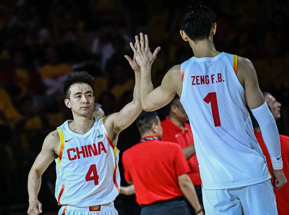 包含FIBA晒朱正赛场精彩瞬间：他的入队让中国队注入了一股全新的力量的词条