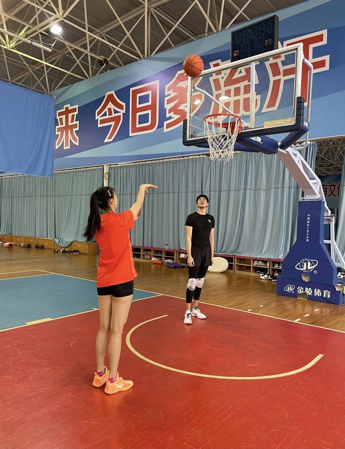 辽宁男篮“硬汉”娶回网球界气质女神！甜蜜求婚现场曝光