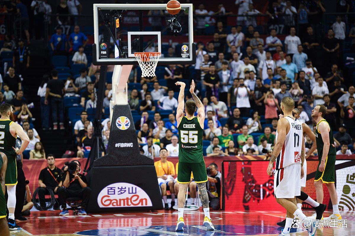 FIBA分享三篮世界杯瞬间：梦碎主场，他的泪水中夹杂着复杂情绪